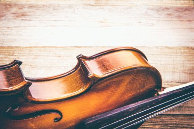 Bir tabloda kaba unplaned kurulların antik keman