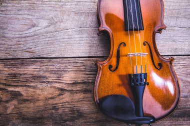 Bir tabloda kaba unplaned kurulların antik keman