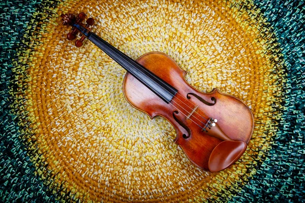 따뜻한 양탄자에는 바이올린 — 스톡 사진