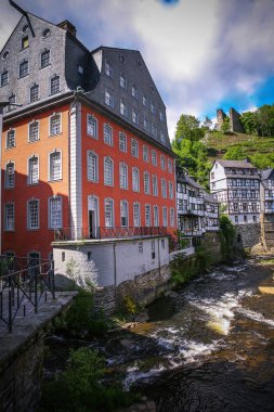 eski taş binalar Köprüsü yanında nehir kıyısında. Almanya, Monschau