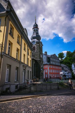 eski taş binalar bir kule ile. Almanya, Monschau