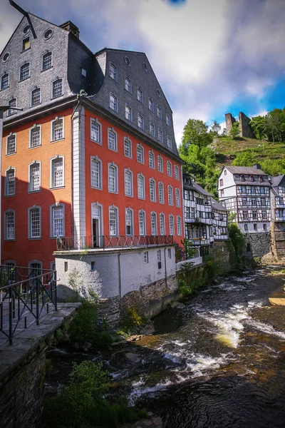 eski taş binalar Köprüsü yanında nehir kıyısında. Almanya, Monschau