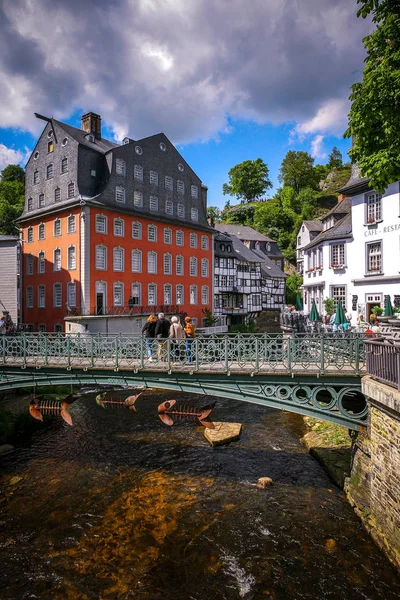 eski taş binalar Köprüsü yanında nehir kıyısında. Almanya, Monschau