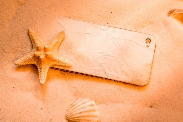 hareket eden telefon içinde belgili tanımlık kum kırık bir ekran ile