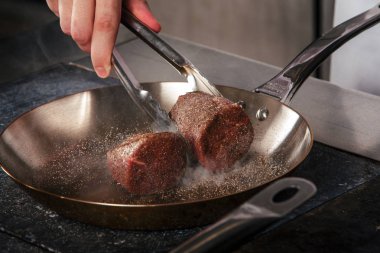 bir restoranda bir tavada sığır eti biftek kızarmış