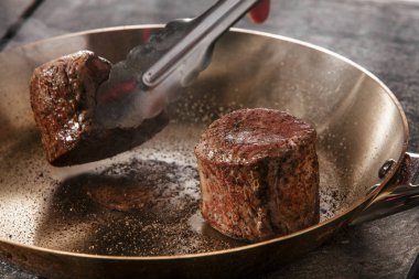 bir restoranda bir tavada sığır eti biftek kızarmış