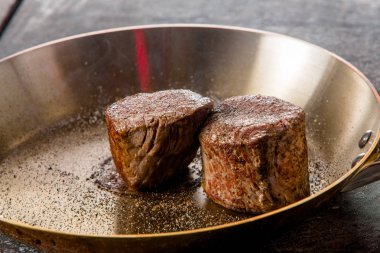 bir restoranda bir tavada sığır eti biftek kızarmış