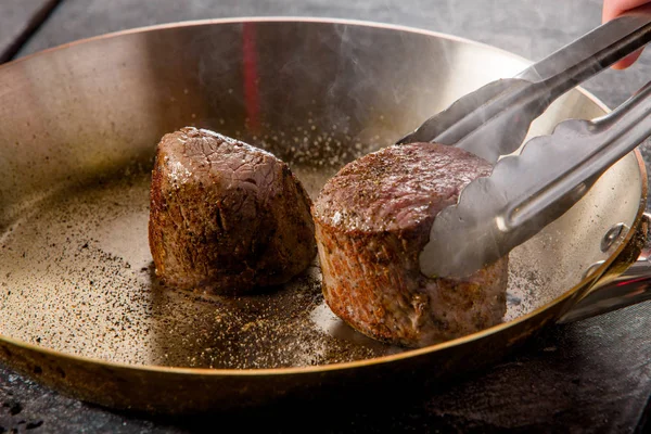 bir restoranda bir tavada sığır eti biftek kızarmış