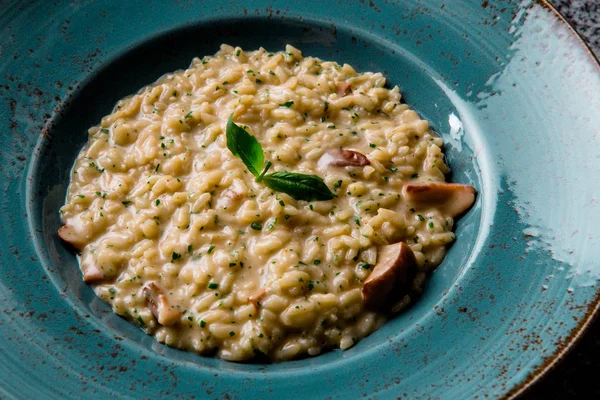 mantar yeşil bir plaka ile klasik İtalyan risotto