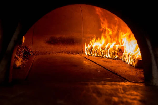 pizza ile alev yakacak odun fırında kadar yakın