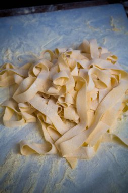 Ev yapımı makarna yapma işlemi closeup. Şef olun taze geleneksel makarna çeşitleri