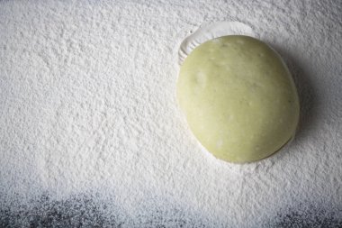 un bir mermer levha üzerinde pizza hamur parçası