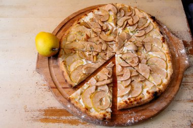 armut ve gargantzolla bir ahşap tahta üzerinde geleneksel İtalyan pizza