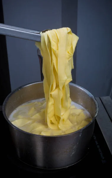 Ev yapımı makarna yapma işlemi closeup. Şef olun taze geleneksel makarna çeşitleri