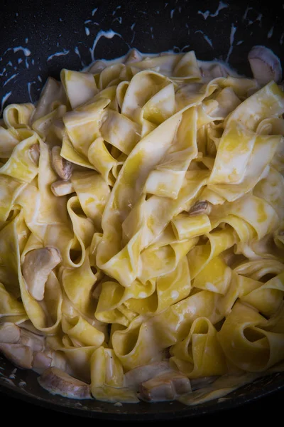 Ev yapımı makarna yapma işlemi closeup. Şef olun taze geleneksel makarna çeşitleri