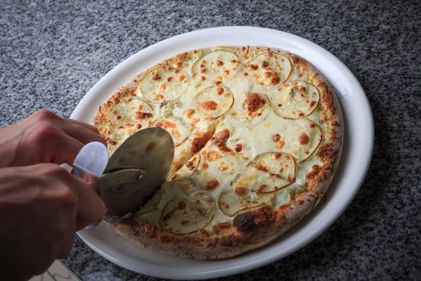 Итальянская Национальная Еда Пицца Грушей Гигантилла Белой Тарелке — стоковое фото