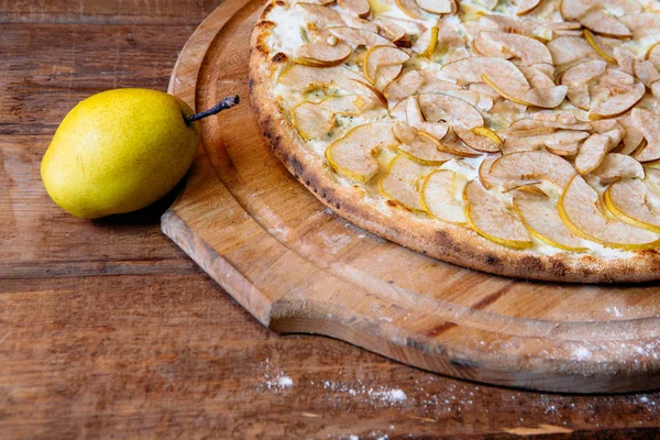 armut ve gargantzolla bir ahşap tahta üzerinde geleneksel İtalyan pizza