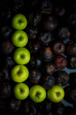 Taze yeşil elma Alfabe harf çürük elma bir arka plan üzerinde. Elma