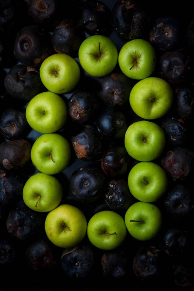 Taze yeşil elma Alfabe harf çürük elma bir arka plan üzerinde. Elma