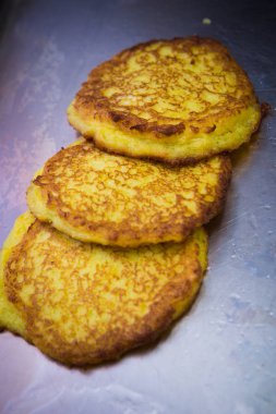 Patates gözlemesi. Sebze börek. Latkeler tavada