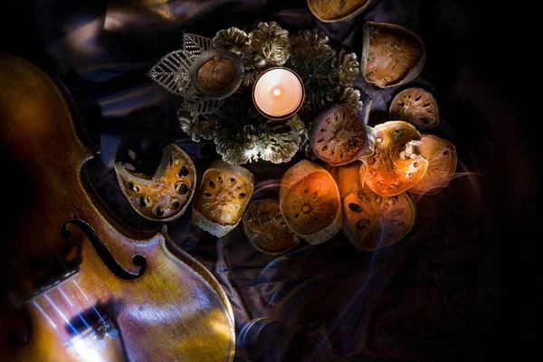 Composizione Capodanno Con Vecchio Violino Nei Colori Scuri — Foto Stock