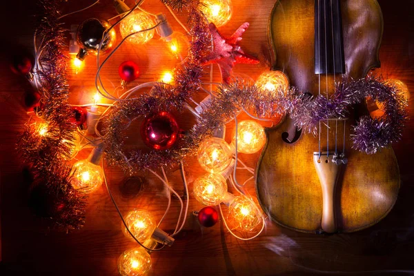 Komposition mit einer alten Geige in dunklen Farben — Stockfoto