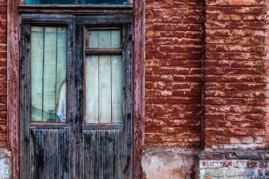 Eski ahşap pencere. Eski tuğla duvar. Grunge arka plan