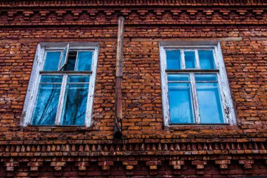 Eski ahşap pencere. Eski tuğla duvar. Grunge arka plan