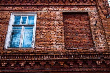 Eski ahşap pencere. Eski tuğla duvar. Grunge arka plan