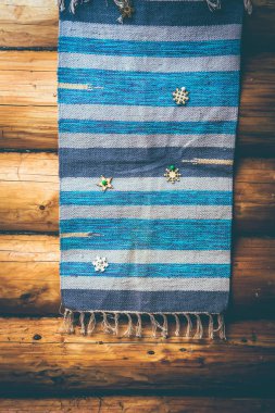 günlük duvardaki mavi saf halı