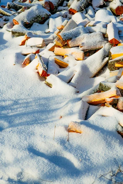 Gehakte hout onder de sneeuw — Stockfoto