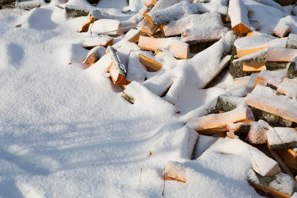 Gehakte hout onder de sneeuw — Stockfoto