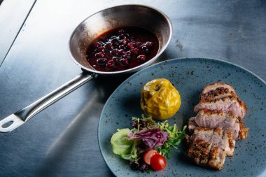 Karamelize elmalı ördek kızartma