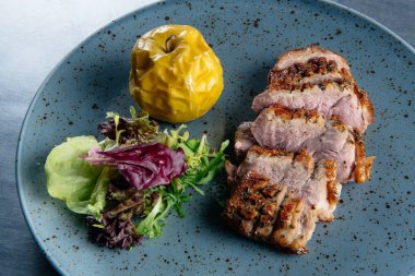 Karamelize elmalı ördek kızartma