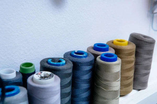 biriktiricileri rafta atölyesinde renkli iplik