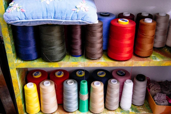 Spools Colored Thread Workshop Shelf — Stock Photo, Image