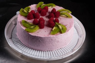 krem meyve kek meyve ve çilek ile