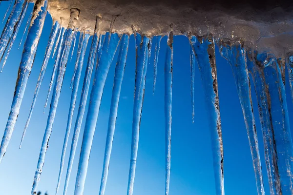 Ijspegels aan de blauwe hemel — Stockfoto