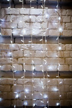 çelenk beyaz duvara karşı