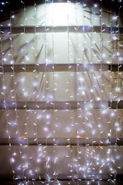 çelenk beyaz duvara karşı