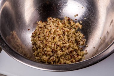 Domates, salatalık ve avokado jn a wh ile Quinoa salatası