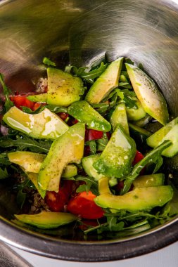 Domates, salatalık ve avokado jn a wh ile Quinoa salatası