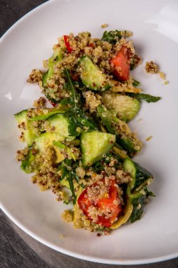 Beyaz bir tabak tabaktabak tabaktabak tabaktabak tabaktabak tabaktabak tabaktabaktabaktabak tabaktabaktabaktabaktabaktabaktabaktabaktabakta kinoa salatası