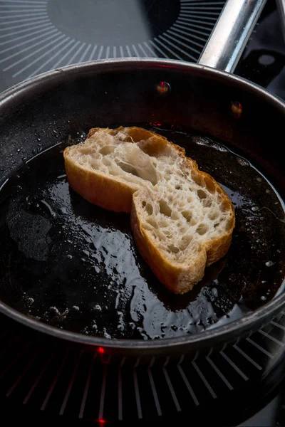 tost bir tavada tereyağında kızartılır