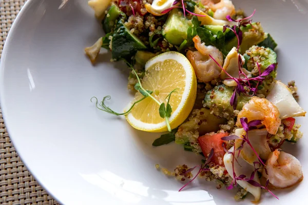 Beyaz bir tabak tabaktabak tabaktabak tabaktabak tabaktabak tabaktabak tabaktabaktabaktabak tabaktabaktabaktabaktabaktabaktabaktabaktabakta kinoa salatası