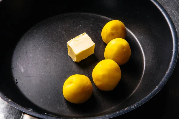 patates bir dökme demir tavada tereyağında kızartılmış