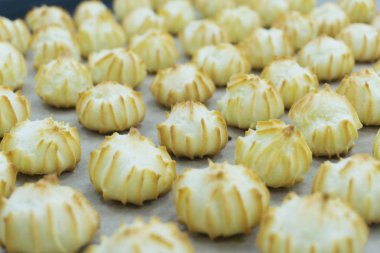 Bir şekerci dükkanında mutfak tepside profiterol