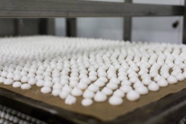 Beyaz taze tatlı meringues kek dekorasyon için büyük miktarlarda