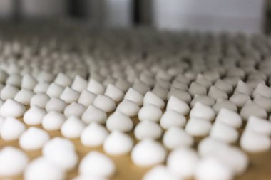 Beyaz taze tatlı meringues kek dekorasyon için büyük miktarlarda