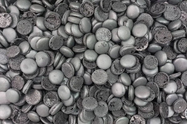 Zwarte bitterkoekjes in grote hoeveelheden — Stockfoto